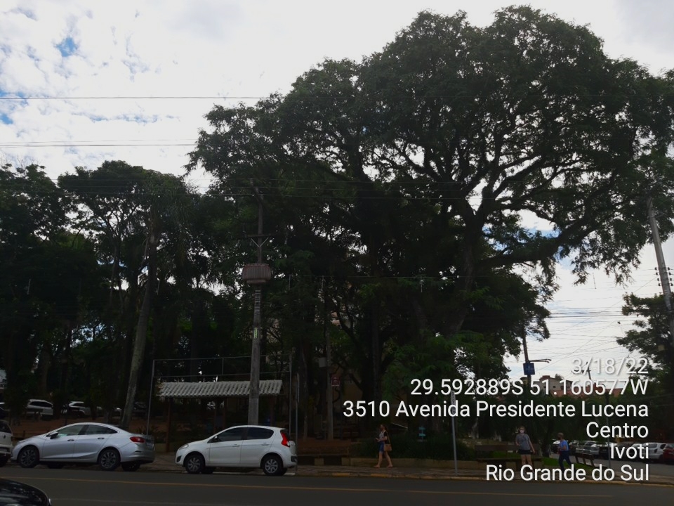 Praça Emancipação vista do outro lado da rua